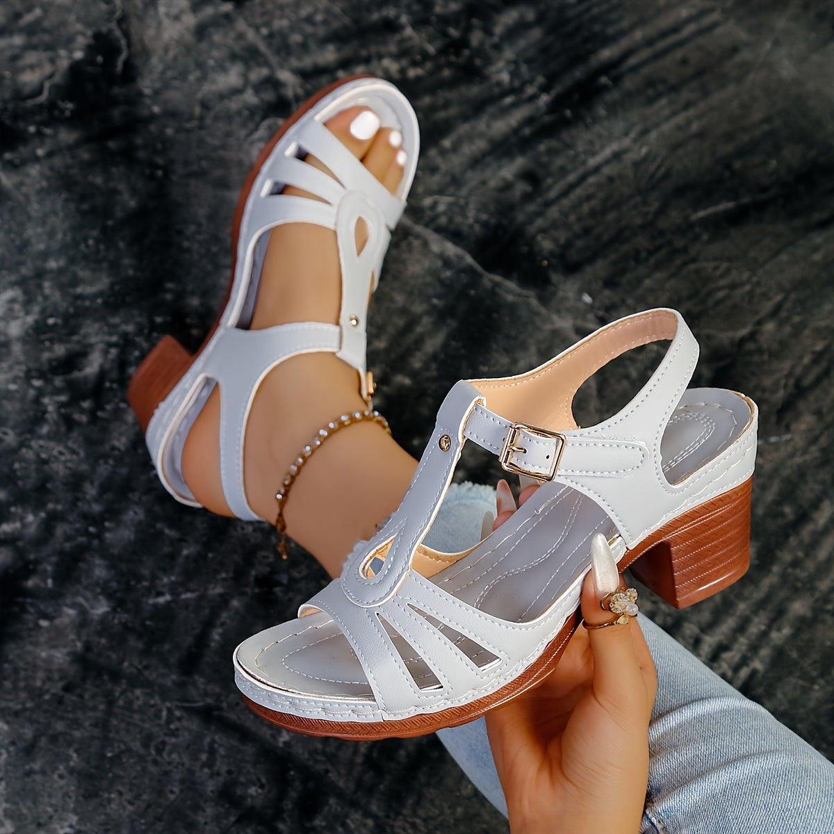 Frida | Let og Elegant Sommersandal med Klassisk Look