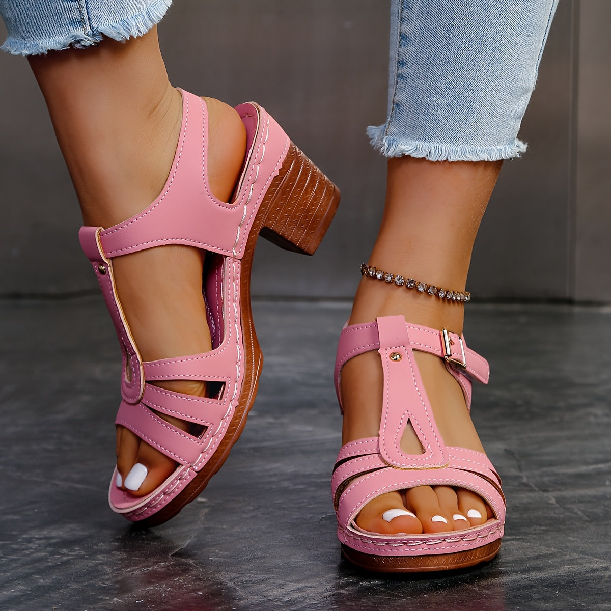 Frida | Let og Elegant Sommersandal med Klassisk Look